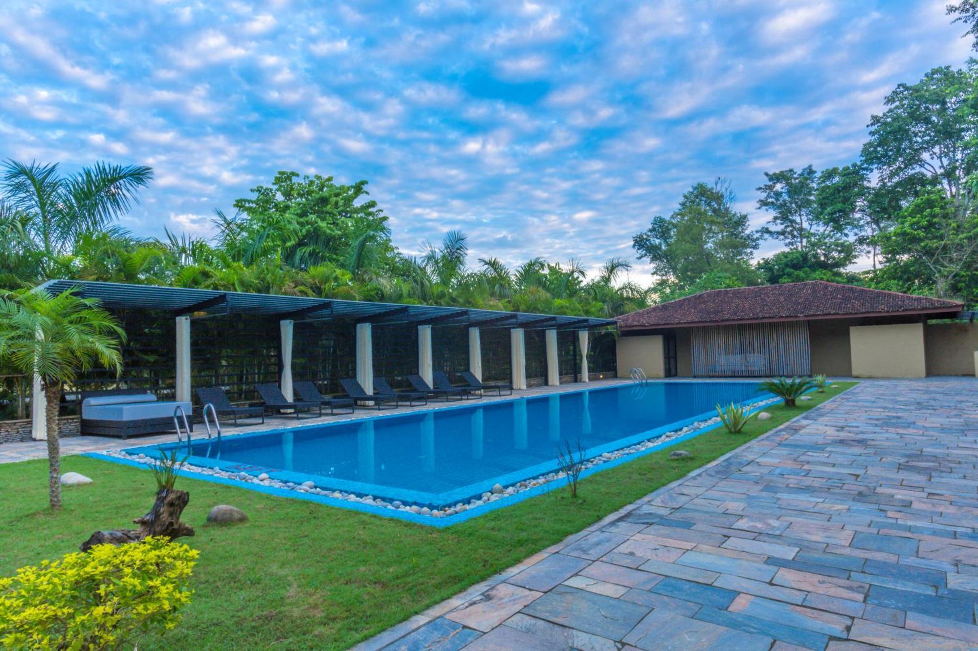 Отель Kasara Chitwan Patlahara Экстерьер фото